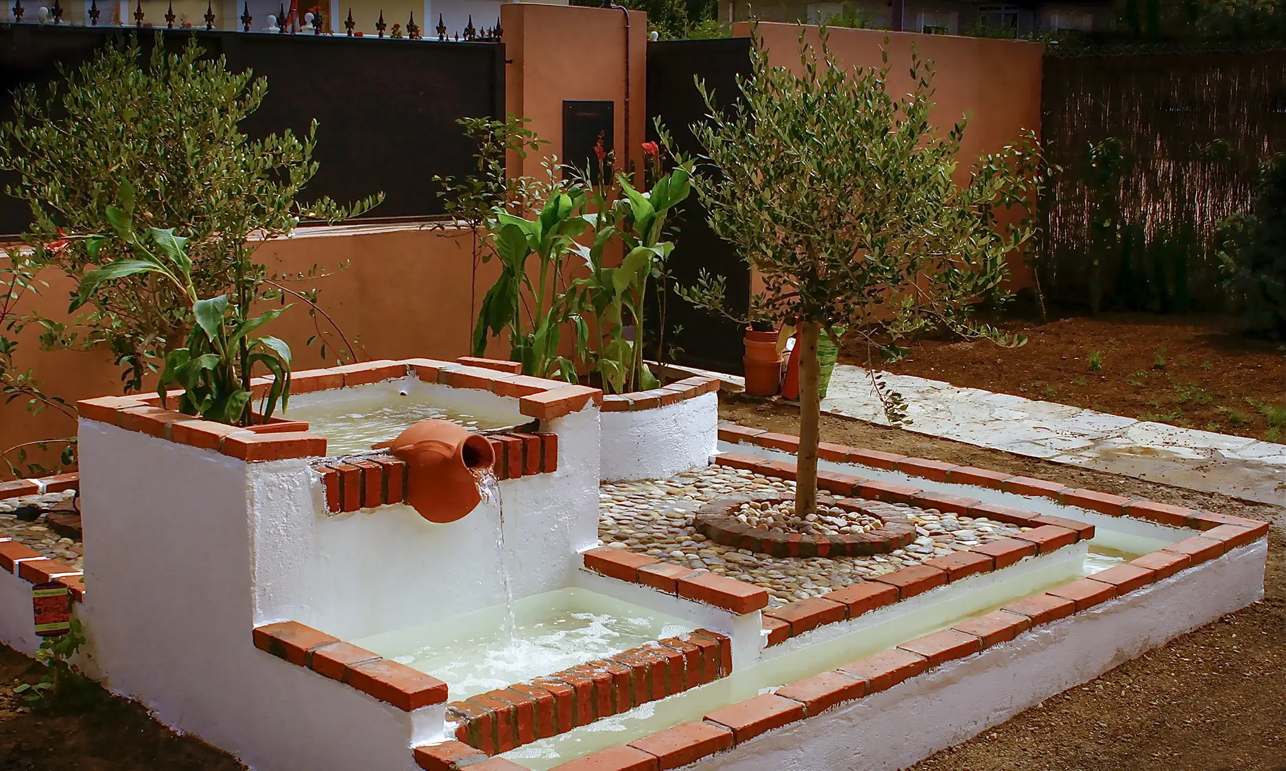 Fuente andaluza con olivos y calas